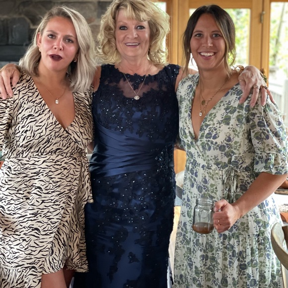 Evening Dress, in perfect condition. Has boning and bra cups. Orig price 800$ - Picture 9 of 9